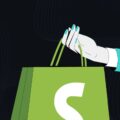 Illustration einer Hand mit grüner Einkaufstasche mit Shopify-Logo vor dunklem Hintergrund.