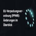 Text: 'EU-Verpackungsverordnung (PPWR): Änderungen im Überblick' Daneben ein Halbkreis aus leuchtenden Sternen, angelehnt an das Symbol der EU-Flagge. 