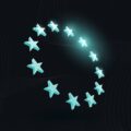 Ein Halbkreis aus leuchtenden Sternen, angelehnt an das Symbol der EU-Flagge.