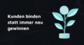 Türkisfarbene 3D-Illustration einer Pflanze mit einer Münze als Blüte, auf einem Münzenstapel stehend, vor dunklem Hintergrund mit feinen Wellenlinien.