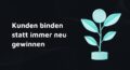Türkisfarbene 3D-Illustration einer Pflanze mit einer Münze als Blüte, auf einem Münzenstapel stehend, vor dunklem Hintergrund mit feinen Wellenlinien.