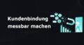 Dunkle quadratische Illustration mit Magnet, Personenicons, Sprechblasen und Diagramm vor einem Smartphone als Symbol für Kundenbindung und Conversion.