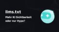 Türkisfarbener KI Roboter vor dunklem Hintergrund
