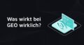 Türkisfarbenes Auge mit der Aufschrift 'AI' vor einem Bildschirm mit Diagrammen auf dunklem Hintergrund.