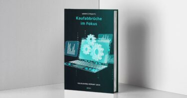 Zusehen ist ein Report mit dem Titel: Beitragsbild mit dem Titel: Kaufabbrüche im Fokus. Das Motiv zeigt einen Laptop mit diversen Diagrammen. 