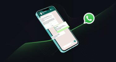 Schwebendes Smartphone zeigt WhatsApp-Chat mit Unternehmensantworten vor dunklem abstraktem Hintergrund, daneben WhatsApp-Logo 