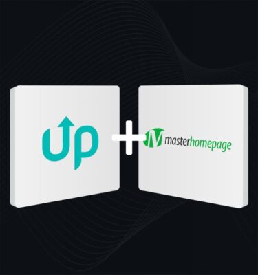 Zwei weiße Karten mit Logos stehen gegenüber, verbunden durch ein Pluszeichen; links türkisfarbenes 'up', rechts grünes 'masterhomepage'; dunkler Hintergrund mit abstrakten Wellenlinien. 