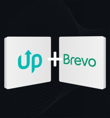 Up Plugin Integration mit Brevo: Zwei 3D-Kacheln mit dem Up-Logo und dem Brevo-Logo auf dunklem Hintergrund, verbunden durch ein Plus-Zeichen 