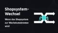 Breites Herobanner mit dunklem Hintergrund, links der Titeltext, rechts zwei türkise Figuren, die ein Zahnrad zwischen zwei weißen Pfeilen schieben. Text: Shopsystem-Wechsel. Wenn das Shopsystem zur Wachstumsbremse wird.