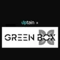 uptain und Greenbox Logo auf schwarzem Hintergrund.