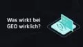 Illustration eines KI Auges vor einem Analysebildschirm mit dem Text 'Was wirkt bei GEO wirklich?'.